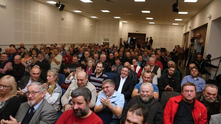 Sedláci zvolili Mirka Topolánka prezidentem pro venkov. Miloš Zeman u sedláků zcela propadl