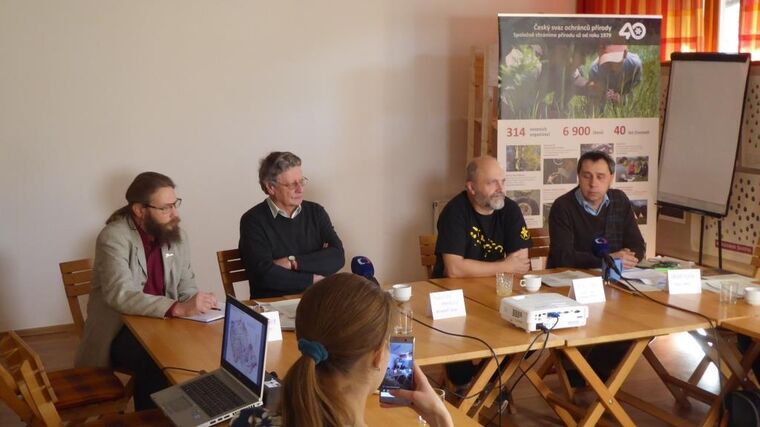 Vykonávat právo myslivosti na cizím, to je to, oč tu běží