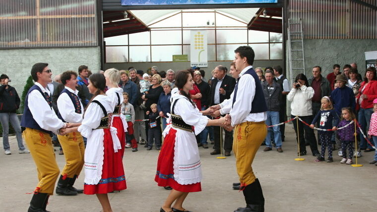 Konec žní oslavili sedláci na Pardubicku 