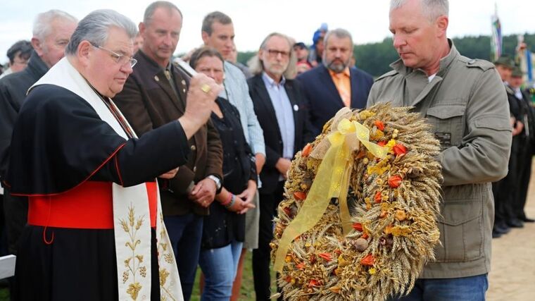 Sedláci vracejí venkov na mapu této země