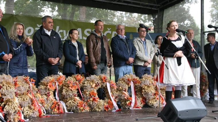 Selské dožínky netradičně a v dešti