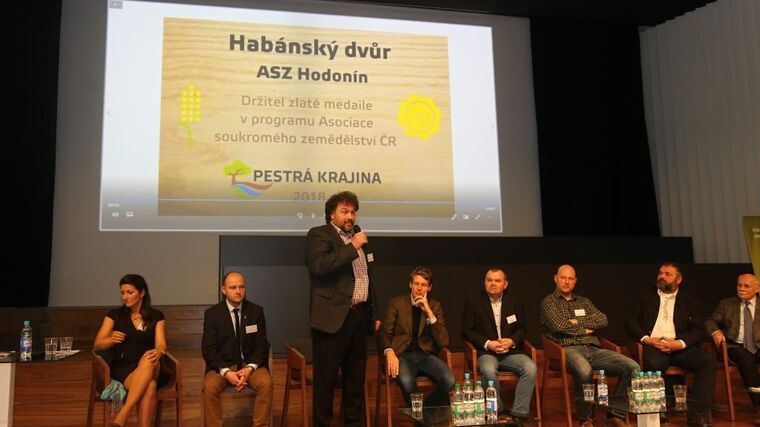 Čeští sedláci „válcují“ agrobarony: Jaroslav, Jiří a další chrání půdu jako naši předci
