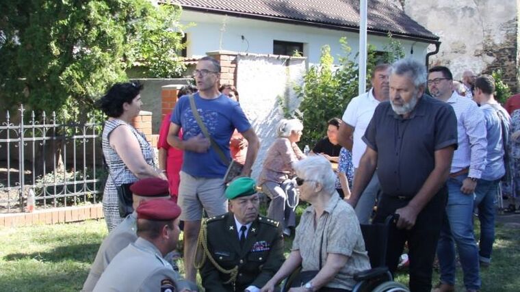 Sázení stromu na Mašínově statku