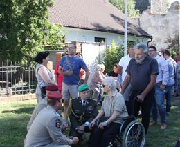 Sázení stromu na Mašínově statku