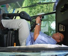 Ministr zemědělství Ivan Fuksa na žních v Chodouni