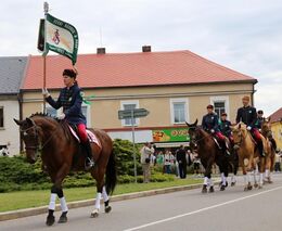 Obnovili sto let starou tradici Selské jízdy. Koně a jezdci tančí publiku