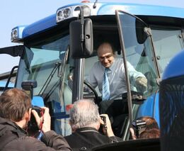 Premiér s ovcí, premiér s traktorem. Zajel si na venkov 