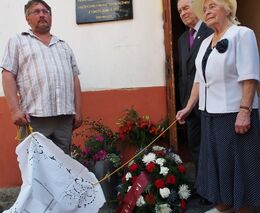 Pamětní deska vystěhovaným zemědělcům v Nahořanech odhalena