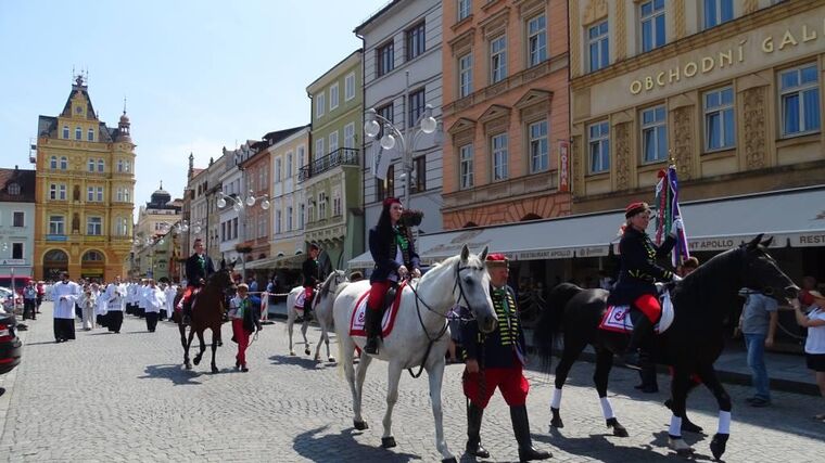 Selská jízda v čele průvodu při svěcení nového biskupa