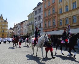 Selská jízda v čele průvodu při svěcení nového biskupa