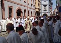 Selská jízda v čele průvodu při svěcení nového biskupa