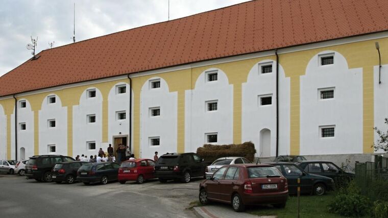 Ze zchátralé sýpky obrazárna a muzeum 