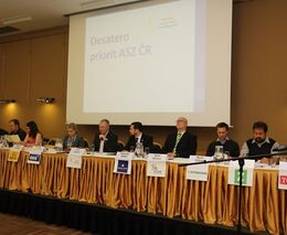 Lehká bríza nadouvala plachty porozumění…