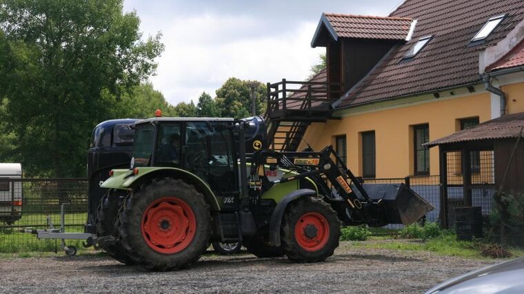 „Říkali, že si zkazím život.“ Mladík opustil gymnázium, aby mohl pomáhat tátovi na statku