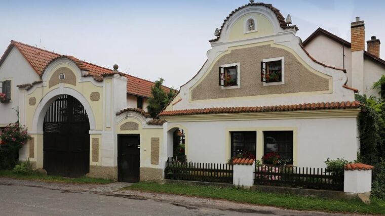 Historie versus současnost, zatím nerozhodně