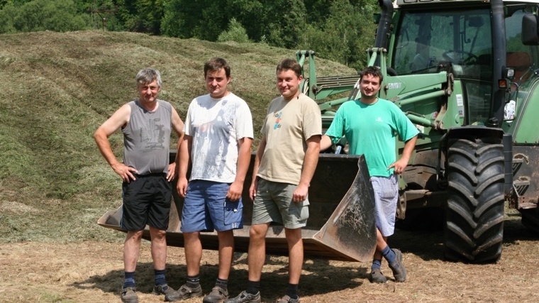 Místo pluhu žížaly. Tři bratři změnili hospodaření a inspirují další zemědělce