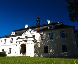 Život na zámku v Čelině - Procházky anglickým parkem střídá shon kolem zemědělské usedlosti
