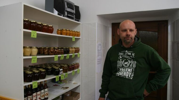 Včelstva v sázce. ‚Ohrožují je mnozí eko a bio hobby včelaři, kteří se učí na YouTube‘