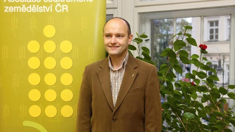 Novodobá JZD, nebo drobní zemědělci?