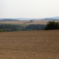 Ceny výrobců v zemědělství klesly o deset procent. Ve stavebnictví rostly