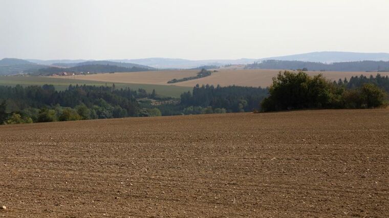 Evropská komise vyhověla zemědělcům, nebudou muset plnit některé ekologické požadavky 