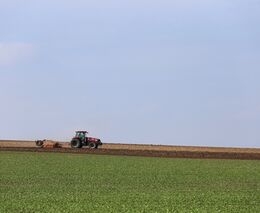 Evropská pole jsou zamořena mikroplasty. V Česku jsou i statisíce částeček v kile půdy