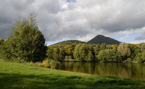 Vodu nejlépe zadrží pestrá krajina. Stát by měl přispět ke změně vztahu k půdě, říká sedlák Pitek