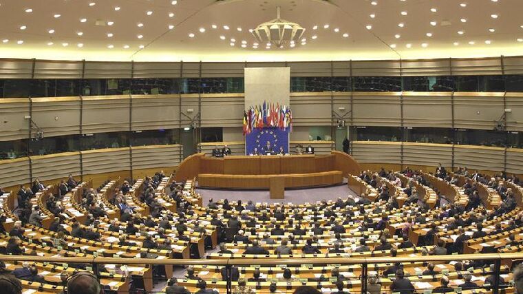 Europarlament chce stlačit dotace pro agrodružstva, ministr Toman zařídil opak
