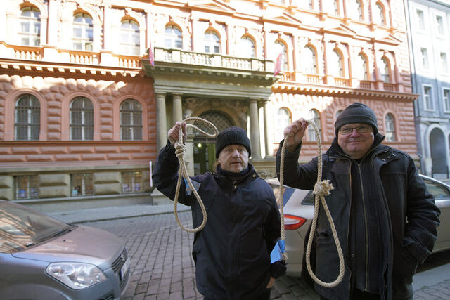 67 let od komunistického převratu - aktivisté věšeli oprátky na sídlo KSČM