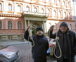 67 let od komunistického převratu - aktivisté věšeli oprátky na sídlo KSČM