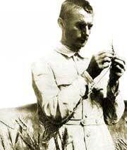 Biolog s rukama od krve