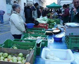 Farmářských trhů je dost, ale sedláci s výrobky chybí  