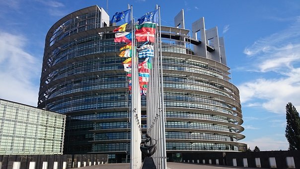Europarlament chce omezit dotace oligarchům. Babiš současně ztratil spojence ve slovenské vládě