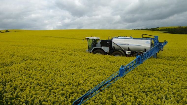 Omezování pesticidů má smysl, přeměna zemědělství ale bude nákladná, zní obavy z Čech