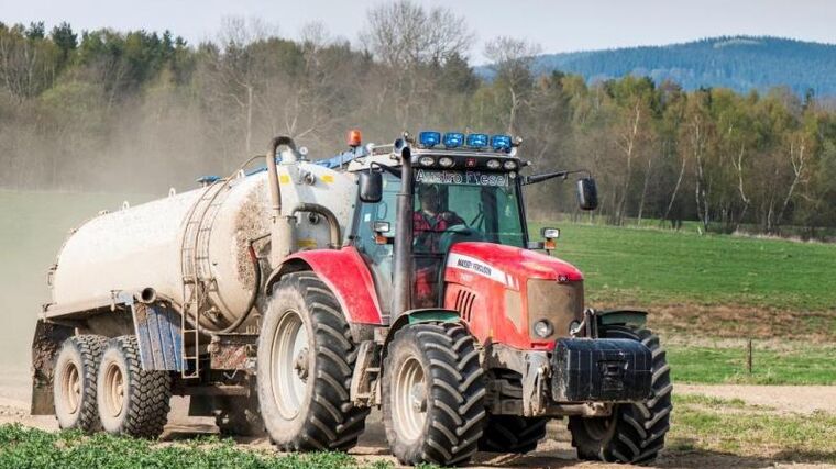 Splašky se budou na pole vozit dál ve velkém. Experti varují před zdravotními riziky