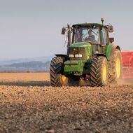 Válka na Blízkém východě zdražuje jarní práce na polích, farmářům rostou náklady