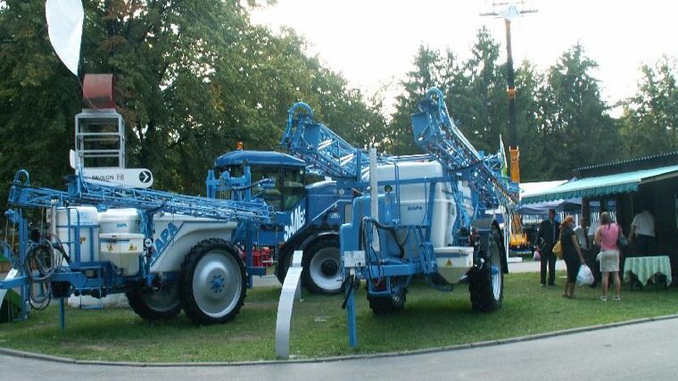 Zemědělci s traktory a postřikovači vyrazili do ulic měst bojovat s koronavirem