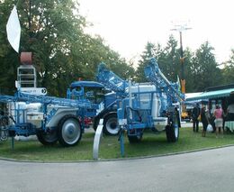 Zemědělci s traktory a postřikovači vyrazili do ulic měst bojovat s koronavirem