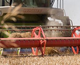 Kombajn může po silnici I. třídy jen s povolením kraje. Zemědělci zuří