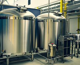 Pandemické trápení minipivovarů zmírnily prodeje v obchodech, říkají sládci