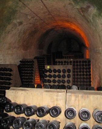 Francouzští producenti šampaňského se dohodli na nižší sklizni hroznů, aby zvýšili jeho cenu