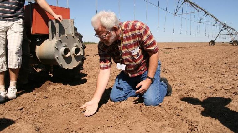 Celý stát vyschnul. Utne vodu farmářům, aby zbyla pitná