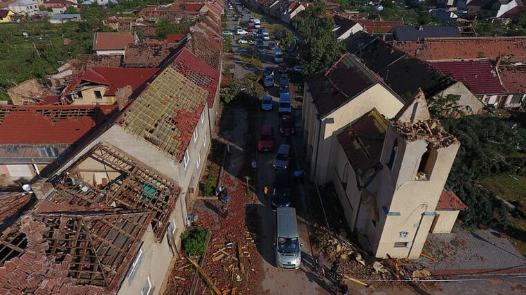 Specialisté mapují stav stromů v obcích postižených tornádem