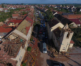 Specialisté mapují stav stromů v obcích postižených tornádem