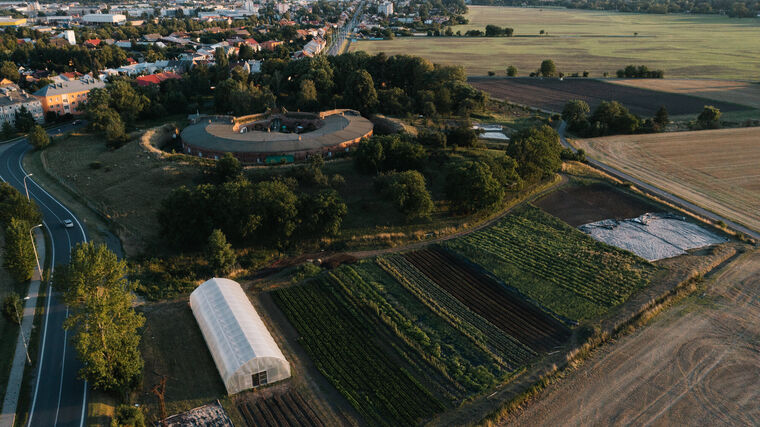Neexistuje větší výsada. Od divadelní režie zběhl na pole a šťastně farmaří 