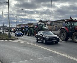 Shrnutí protestu: Zničené auto, stojící tramvaje, ostuda a možná minus dvě miliardy korun