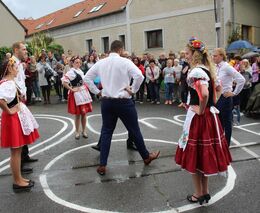 Chodouň - příklad obce, v níž to i díky sedlákům stále žije