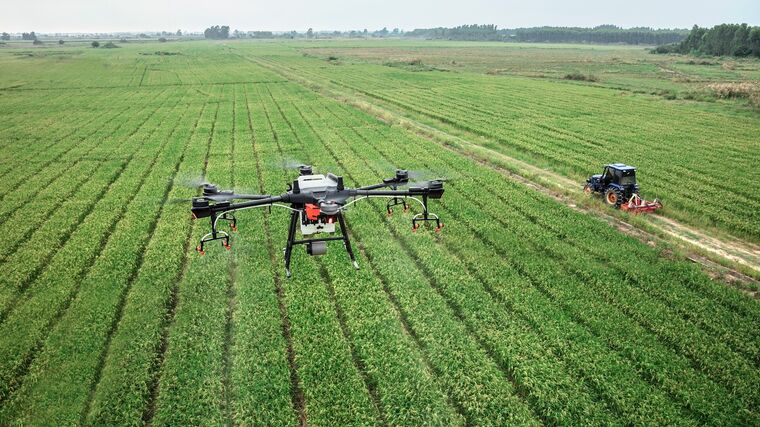 Selský rozum už nestačí. Stát pustí farmářům stamiliony na drony i roboty