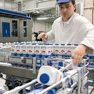 Šéf největší mlékárenské firmy šířil poplašné zprávy, dnes chválí ministra Šebestyána