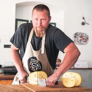 Z města utekli na farmu. Začínali od nuly, dnes vyrábí oceňované sýry a jogurty